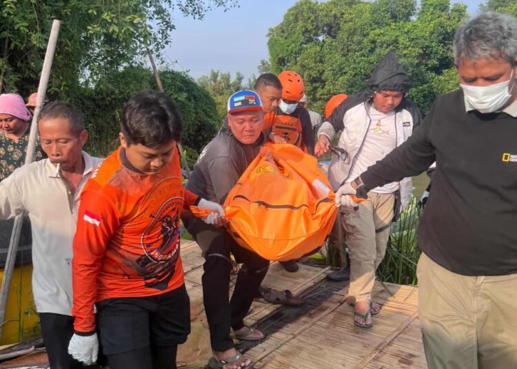 Basarnas Evakuasi Jenazah Pemancing yang Tenggelam di Sungai Blok Bong Indramayu