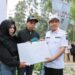 Air Mata Bahagia Ato dan Desi Terima Kunci Rumah dan Sertifikat dari Bupati KDS