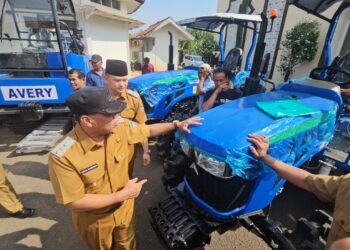 Perkuat Ketahanan Pangan, Bupati Majalengka Serahkan 69 Alsintan Kepada Kelompok Tani.