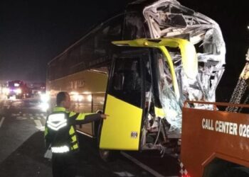 Bus Rombongan Study Tour Siswa SMP Tabrak Truk Boks di Tol Cipali, 1 Tewas Belasan Luka 1 Bus Rombongan Study Tour Siswa SMP Tabrak Truk Boks di Tol Cipali, 1 Tewas Belasan Luka
