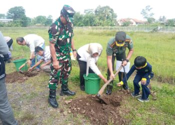 Cegah Erosi Tanah, Puluhan Karyawan Kabar Priangan Tanam Pohon Buah di Area SLBN Bungursari Dalam HUT ke-27