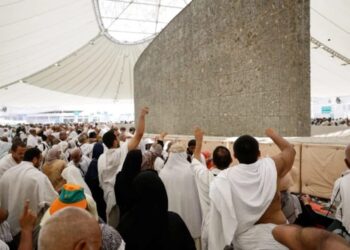 Jemaah Haji Indonesia Lempar Jumrah Aqabah di Kawasan Jamarat Mina 2 Jemaah Haji Indonesia Lempar Jumrah Aqabah di Kawasan Jamarat Mina
