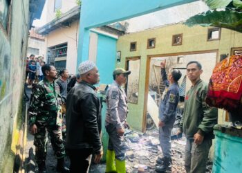 Rumah Berlantai 2 dan Gudang Rongsokan di Cimenyan Terbakar, 3 Sepeda Motor Turut Hangus 1 Rumah Berlantai 2 dan Gudang Rongsokan di Cimenyan Terbakar, 3 Sepeda Motor Turut Hangus