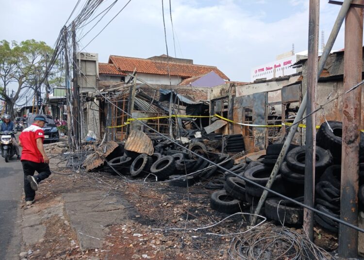 Dua Toko di Kawasan Bundaran Cibiru Dilumat Api, 1 Mobil dan 1 Moge Turut Terbakar 1 Dua Toko di Kawasan Bundaran Cibiru Dilumat Api, 1 Mobil dan 1 Moge Turut Terbakar