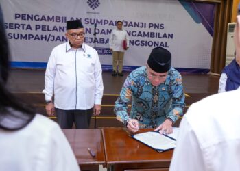 Menaker Lantik 976 ASN, Tekankan Semangat Belajar, Integritas, dan Kekompakan 2 Menaker Lantik 976 ASN, Tekankan Semangat Belajar, Integritas, dan Kekompakan
