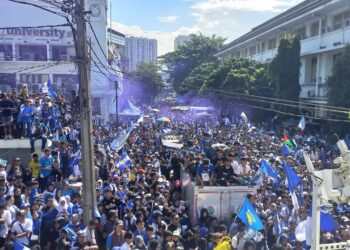 Lautan Biru di Jalan Asia Afrika, Mapag Persib Juara Disambut Antusias Ratusan Ribu Bobotoh 3 Lautan Biru di Jalan Asia Afrika, Mapag Persib Juara Disambut Antusias Ratusan Ribu Bobotoh