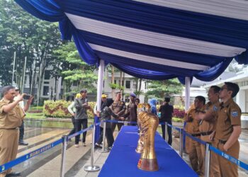 Lima trofi Dipajang di Balai untuk ASN Berfoto 4 Lima trofi Dipajang di Balai untuk ASN Berfoto