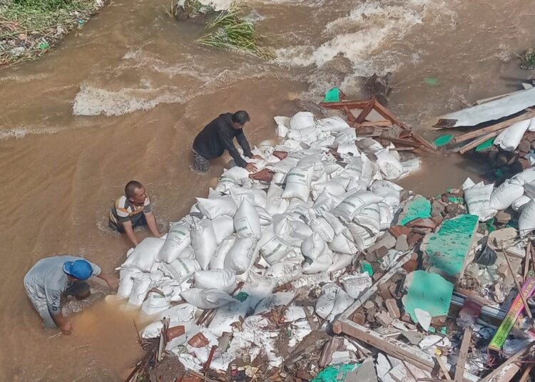 Longsor di Arjasari, Kantor RW Ambrol Membuat 1,5 Ton Beras Bulog Terbawa Hanyut 1 Longsor di Arjasari, Kantor RW Ambrol Membuat 1,5 Ton Beras Bulog Terbawa Hanyut