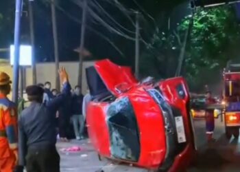 Tak Terkendali, Mobil SUV Berplat MB Terguling dan Terbalik di Jalan Setiabudi Bandung 2 Tak Terkendali, Mobil SUV Berplat MB Terguling dan Terbalik di Jalan Setiabudi Bandung