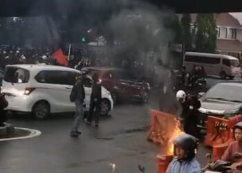 May Day di kawasan Simpang  Dago-Cikapayang, Bandung Ricuh dan Mencekam