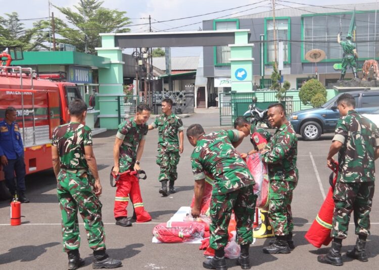 Berbaju Loreng Latihan Damkar Siap Hadang Api