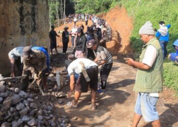 TNI dan Warga Bahu Membahu Buka Akses Jalan Desa Cibangkerong