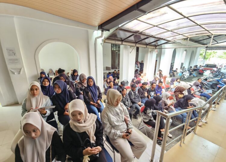 Pemohon Kartu Kuning di MPP Majalengka Membludak, Antrean Capai 400 Orang per Hari 1 Pemohon Kartu Kuning di MPP Majalengka Membludak, Antrean Capai 400 Orang per Hari