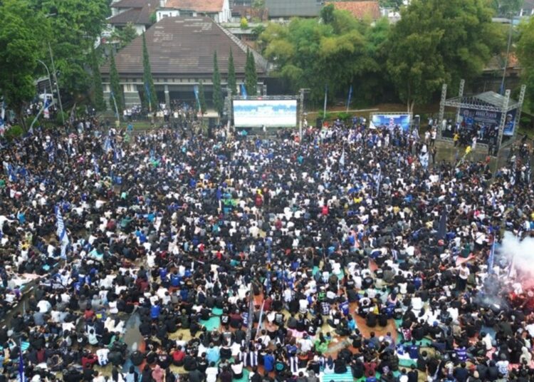 Lautan Biru Memadati Pandapa Paramarta Konvoi Bobotoh Membuat Macet Jalan Raya 1 Lautan Biru Memadati Pandapa Paramarta Konvoi Bobotoh Membuat Macet Jalan Raya