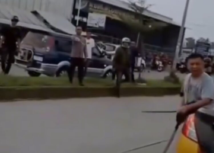 Viral, Rumah Anggota DPR RI Ade Ginanjar di Garut Dirusak Oknum Polisi Mabuk Bersenpi dan Sajam 1 Viral, Rumah Anggota DPR RI Ade Ginanjar di Garut Dirusak Oknum Polisi Mabuk Bersenpi dan Sajam