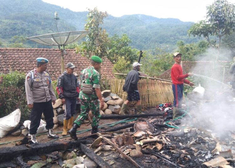 Diduga Akibat Korsleting Listrik, Rumah Edin ludes Dilahap Api 1 Diduga Akibat Korsleting Listrik, Rumah Edin ludes Dilahap Api