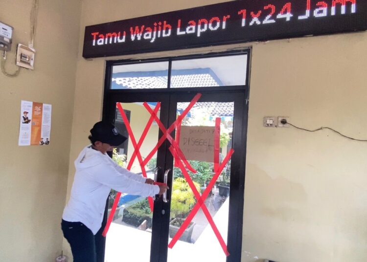 Warga Desa Jatitujuh Segel Kantor Desa, Tuntut Kepala Desa Mundur