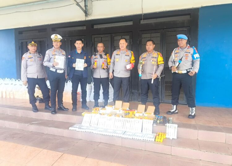 Jelang Laga Persib VS Persijap, Polisi Sita Ratusan Barang Berbahaya dari Area Stadion GBLA 1 Jelang Laga Persib VS Persijap, Polisi Sita Ratusan Barang Berbahaya dari Area Stadion GBLA