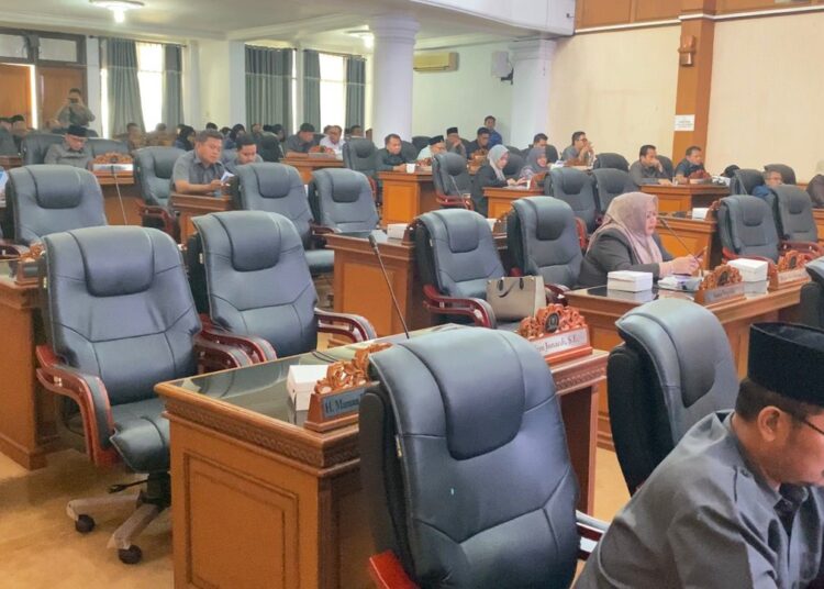 DPRD Majalengka Gelar Rapat Paripurna, 15 Kursi Kosong dan Beberapa Anggota Legislatif Sibuk Main HP 1 DPRD Majalengka Gelar Rapat Paripurna, 15 Kursi Kosong dan Beberapa Anggota Legislatif Sibuk Main HP