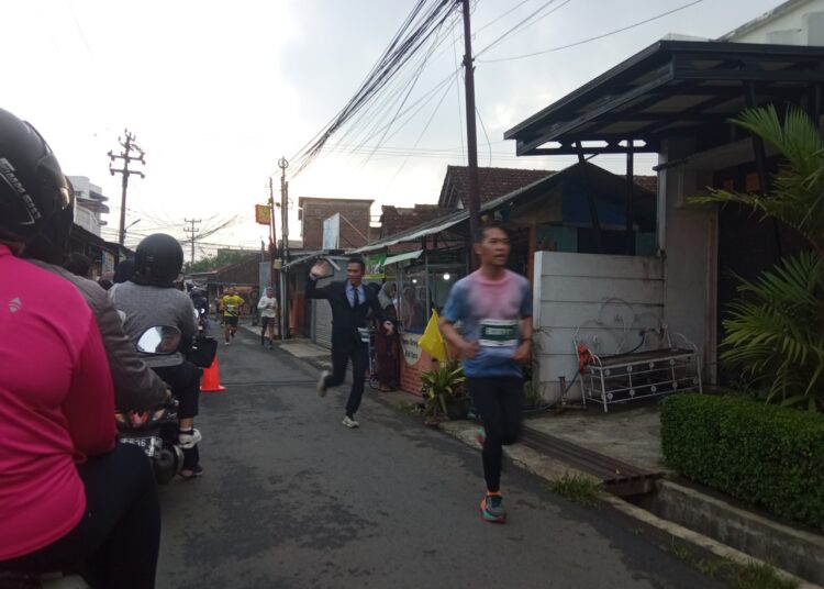 Gokil, Lari Pakai Jas Berdasi Bikin Warga Ngakak di QRIS Unsil Tasik Half Marathon 2026