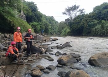 Tim SAR Kerahkan Pencarian Warga, Diduga Terpeleset di Rel Kereta Api Cirahong dan Jatuh di Sungai Citanduy 1 Tim SAR Kerahkan Pencarian Warga, Diduga Terpeleset di Rel Kereta Api Cirahong dan Jatuh di Sungai Citanduy