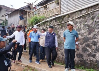 Datangi Lokasi Puting Beliung, Bupati Bandung Pastikan RSUD Bedas dan SMA Negeri untuk Cimenyan 1 Datangi Lokasi Puting Beliung, Bupati Bandung Pastikan RSUD Bedas dan SMA Negeri untuk Cimenyan