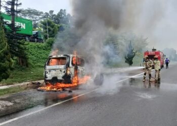 Korsleting, Toyota Vellfire Ini Hangus Terbakar di KM 88 Tol Cipularang 3 Korsleting, Toyota Vellfire Ini Hangus Terbakar di KM 88 Tol Cipularang