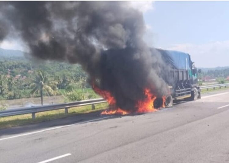 Api Berasal dari Klaher Bering, Truk Tronton Pengangkut Pasir Terbakar Tol Cisumdawu 1 Api Berasal dari Klaher Bering, Truk Tronton Pengangkut Pasir Terbakar Tol Cisumdawu