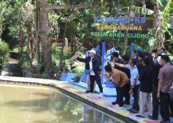 Warga Cijoho Gotong Royong Bangun Kampung KB Sangga Buana 5 Warga Cijoho Gotong Royong Bangun Kampung KB Sangga Buana