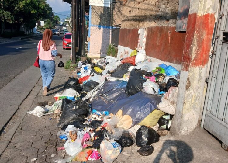 Sampah Menumpuk dan Menggunung, Warga Cileunyi pun Ancam Stop Bayar Retribusi