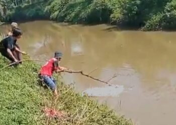 Gempar, Jasad Seorang Pria Ditemukan Mengambang di Sungai Citarik Rancaekek 1 Gempar, Jasad Seorang Pria Ditemukan Mengambang di Sungai Citarik Rancaekek