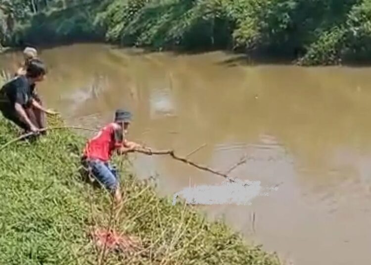 Gempar, Jasad Seorang Pria Ditemukan Mengambang di Sungai Citarik Rancaekek 1 Gempar, Jasad Seorang Pria Ditemukan Mengambang di Sungai Citarik Rancaekek