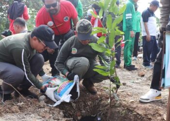 Hari Lingkungan Hidup 2026, DLH Bekasi dan Pelaku Usaha Hijaukan Bantaran Sukatani