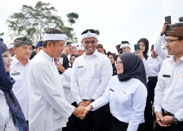 Ambil Sumpah ASN di Pedesaan, KDM Tekankan Pentingnya Layani Masyarakat Hingga ke Pelosok 1 Ambil Sumpah ASN di Pedesaan, KDM Tekankan Pentingnya Layani Masyarakat Hingga ke Pelosok