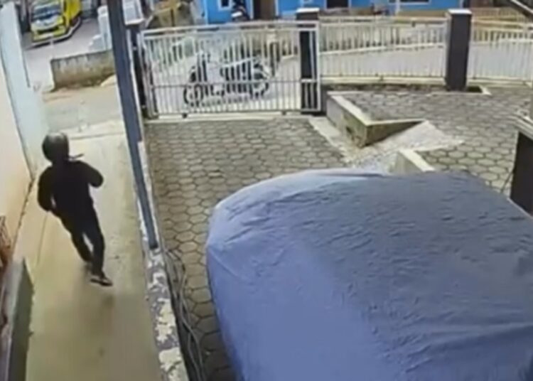 Aksi Penjambretan Terhadap 2 Bocah di Nagreg Terekam Kamera CCTV 1 Aksi Penjambretan Terhadap 2 Bocah di Nagreg Terekam Kamera CCTV