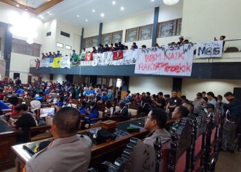Ratusan Mahasiswa Kuningan Serbu Gedung DPRD Tuntut Turunkan Harga BBM, Soroti MBG dan KDMP 3 Ratusan Mahasiswa Kuningan Serbu Gedung DPRD Tuntut Turunkan Harga BBM, Soroti MBG dan KDMP