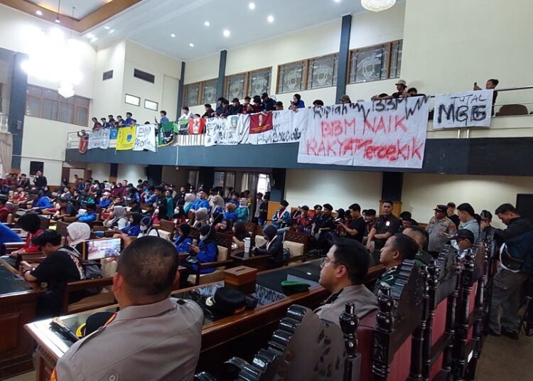 Ratusan Mahasiswa Kuningan Serbu Gedung DPRD Tuntut Turunkan Harga BBM, Soroti MBG dan KDMP 1 Ratusan Mahasiswa Kuningan Serbu Gedung DPRD Tuntut Turunkan Harga BBM, Soroti MBG dan KDMP