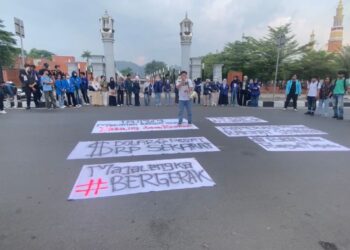 Mahasiswa Majalengka Geruduk DPRD, Kritik Kenaikan BBM dan Kebijakan Pemerintah 2 Mahasiswa Majalengka Geruduk DPRD, Kritik Kenaikan BBM dan Kebijakan Pemerintah