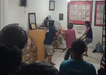 Lukai Kasir, Rampok Bersenjata Tajam di Minimart Dikepung Warga, Ini Detik-Detik Penangkapannya 3 Lukai Kasir, Rampok Bersenjata Tajam di Minimart Dikepung Warga, Ini Detik-Detik Penangkapannya