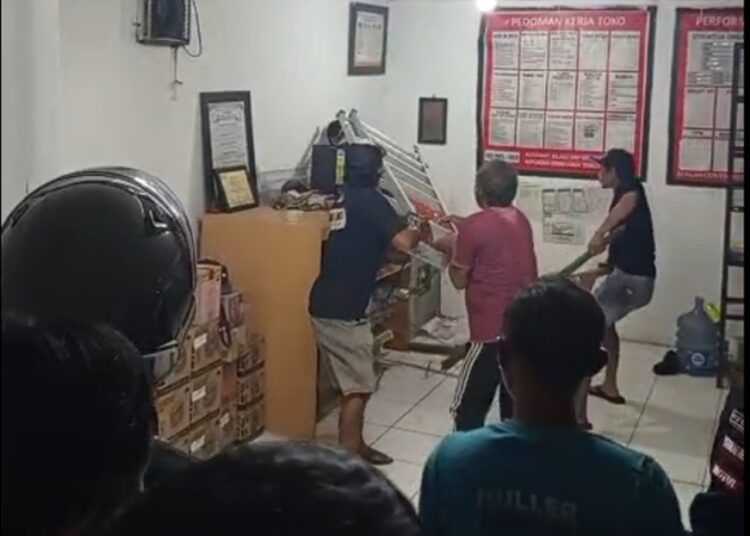 Lukai Kasir, Rampok Bersenjata Tajam di Minimart Dikepung Warga, Ini Detik-Detik Penangkapannya 1 Lukai Kasir, Rampok Bersenjata Tajam di Minimart Dikepung Warga, Ini Detik-Detik Penangkapannya
