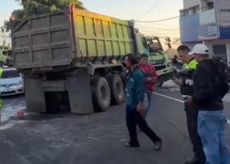 Dump Truk Adu Bagong Dengan Truk Tronton di Malangbong Dua Sopir Luka Luka