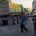 Dump Truk Adu Bagong Dengan Truk Tronton di Malangbong Dua Sopir Luka Luka