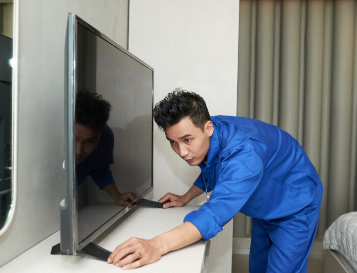 Gini Tips Membersihkan Layar TV Supaya Gak Rusak, Jangan Asal!