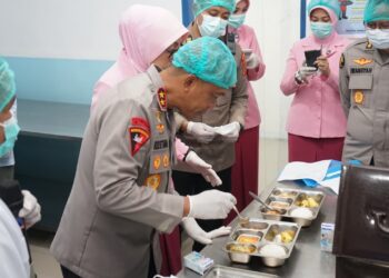 Kapolda Jabar Cek SPPG Garut, Pastikan Gizi Anak Terpenuhi Standar Terbaik 5 Kapolda Jabar Cek SPPG Garut, Pastikan Gizi Anak Terpenuhi Standar Terbaik