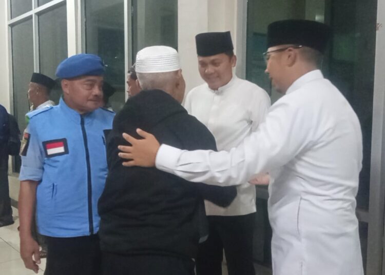 400 Jamaah Haji Tasikmalaya Pulang Kampung Disambut Walikota dan Kapolresta, Tangis Haru Pecah di Gedung Dakwah Islamiah 1 400 Jamaah Haji Tasikmalaya Pulang Kampung Disambut Walikota dan Kapolresta, Tangis Haru Pecah di Gedung Dakwah Islamiah