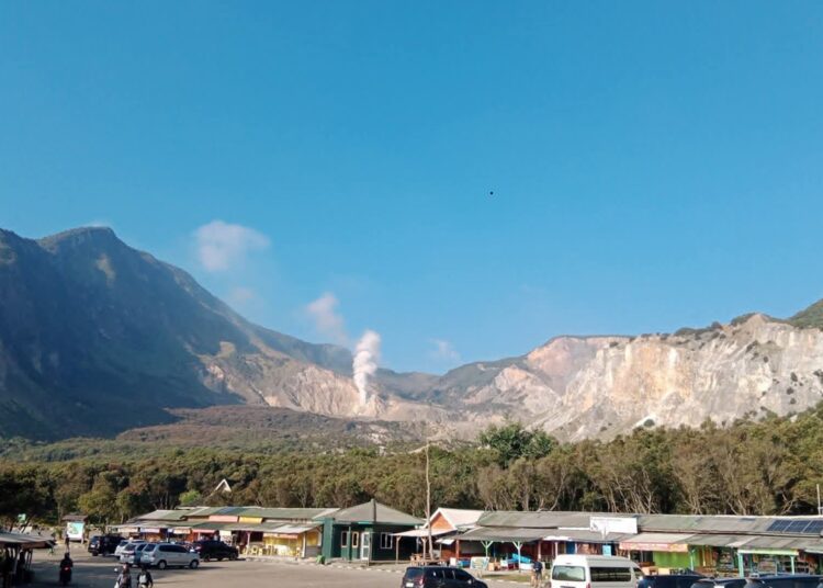 Musim Libur Gunung Papandayan Dipadati Wisatawan Domestik