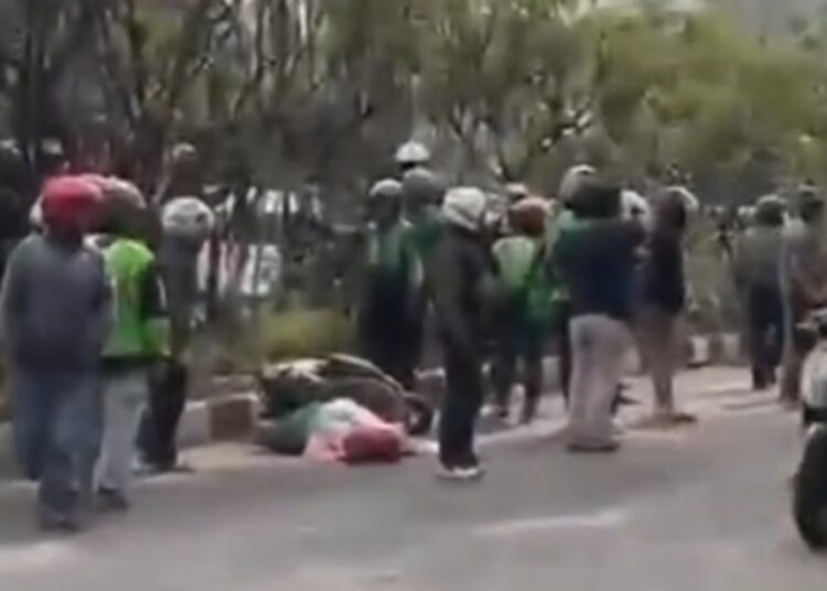 Melintas dan Terjerembab ke Jalan Berlubang di Pasteur, Pengemudi Ojol Tewas 1 Melintas dan Terjerembab ke Jalan Berlubang di Pasteur, Pengemudi Ojol Tewas