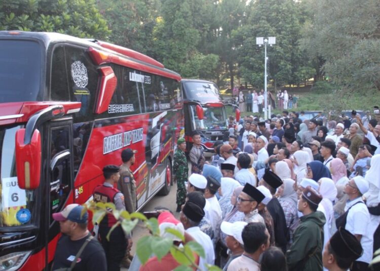 Kepulangan 445 Jamaah Haji Kloter 08 Kuningan Disambut Haru Keluarga 1 Kepulangan 445 Jamaah Haji Kloter 08 Kuningan Disambut Haru Keluarga