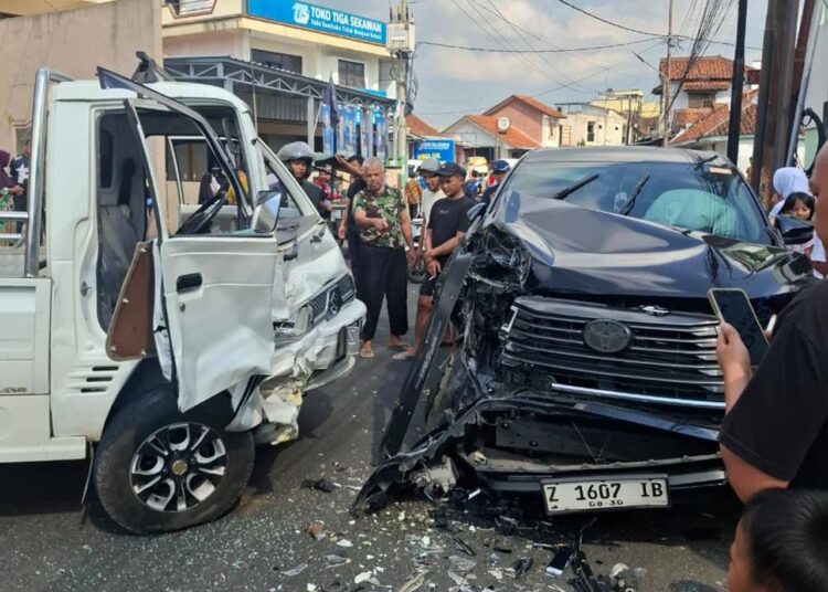 Kijang Innova Adu Bagong Dengan Pick Up di Jalan Cikalang, Satu Keluarga Alami Luka-luka Dibawa Ke Rumah Sakit 1 Kijang Innova Adu Bagong Dengan Pick Up di Jalan Cikalang, Satu Keluarga Alami Luka-luka Dibawa Ke Rumah Sakit