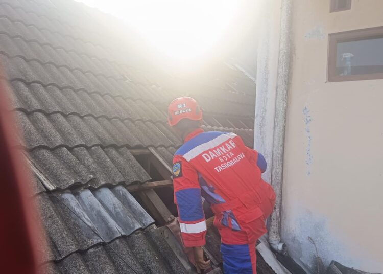 Kosleting Listrik, Rumah Susi di Padasuka Berhasil Dipadamkan Tim Damkar 1 Kosleting Listrik, Rumah Susi di Padasuka Berhasil Dipadamkan Tim Damkar